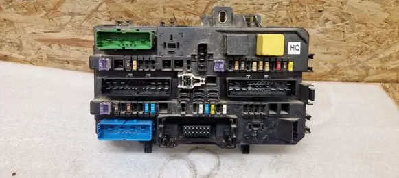Opel Zafira B Fuse module 13220831