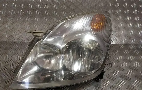 Toyota Corolla Verso E121 Headlight/headlamp 1366 1367
