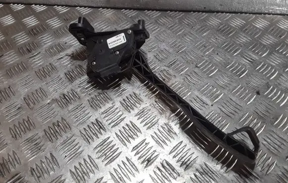 Volvo V70 Accelerator throttle pedal 30636004