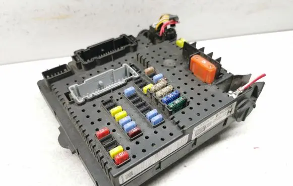 Volvo XC70 Fuse module 30728512 28017881