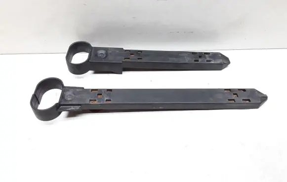Headlight/headlamp mounting bracket