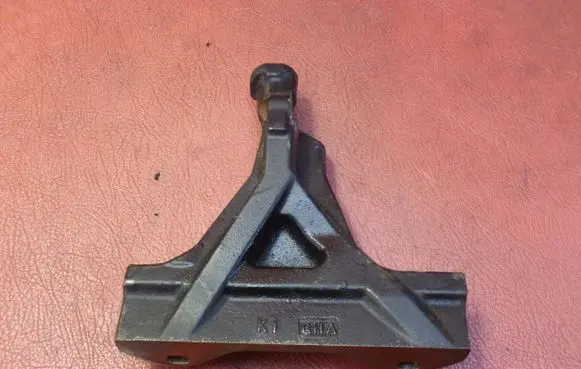 Toyota Hilux (AN10, AN20, AN30) Engine mounting bracket