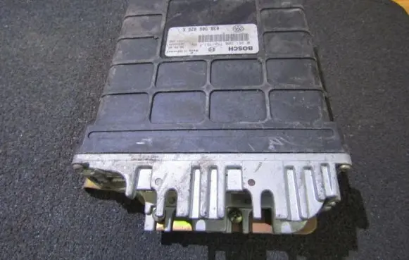 Volkswagen Golf III Engine control unit/module 0261200750 030906026k