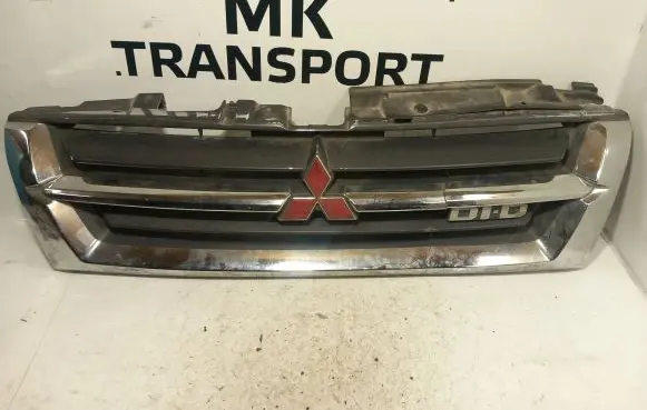 Mitsubishi Pajero Front bumper upper radiator grill MR387981