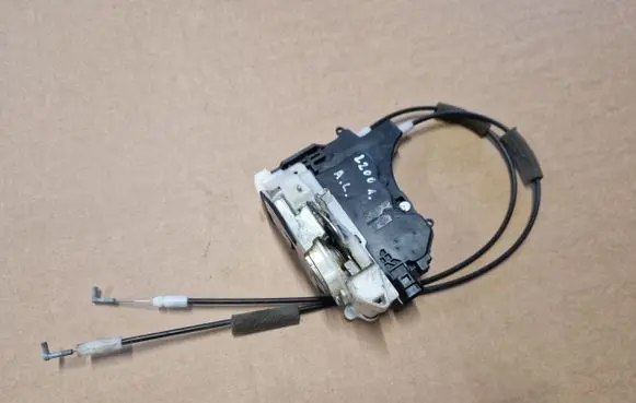 Mitsubishi L200 Rear door lock MN136720