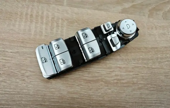 BMW 5 G30 G31 G38 Electric window control switch 6847099