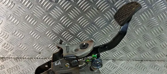 Nissan Juke I F15 Clutch pedal 