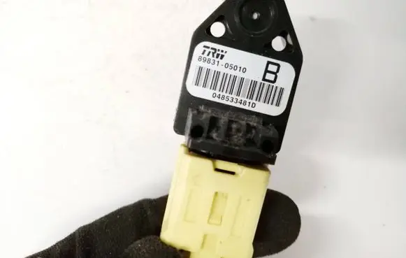 Toyota Avensis T250 Airbag deployment crash/impact sensor 8983105010 048533481d