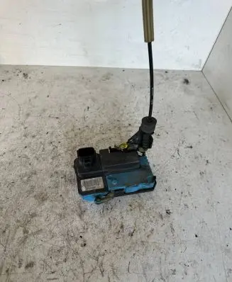 Volvo V70 Front door lock 8650546
