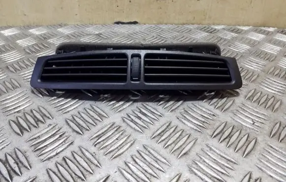 Ford Kuga II Air vent grill in roof 