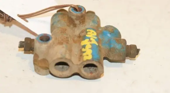 Toyota Avensis T220 Brake power pressure regulator 9041210640