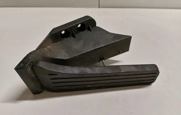 Mercedes-Benz E W212 Accelerator throttle pedal A2043000004