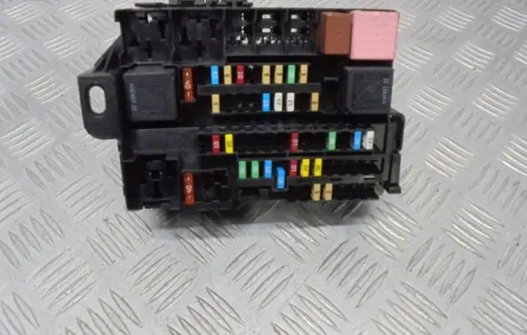 Renault Laguna III Fuse box set 8200758803