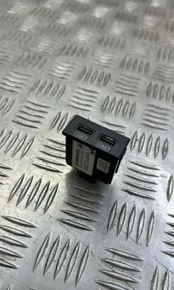 Jeep Grand Cherokee USB socket connector 68145567AA