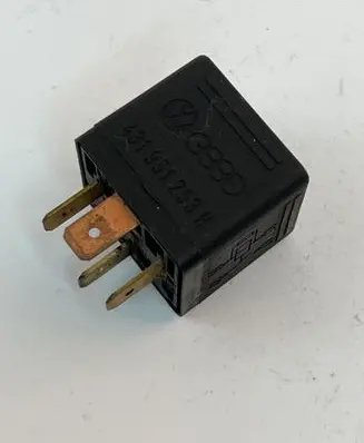 Volkswagen Golf IV Other relay 0332014156