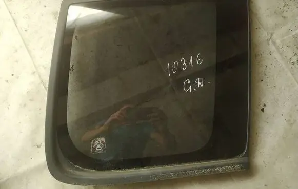 Nissan X-Trail T30 Rear side window as2
