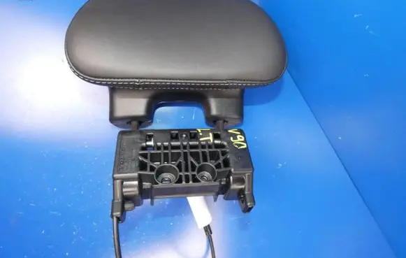 Volvo S90, V90 Rear seat headrest 