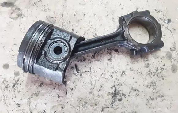 Nissan X-Trail T30 Piston with connecting rod NOCODE