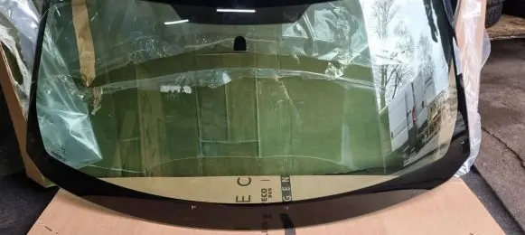 Jeep Patriot Front windscreen/windshield window 68003722AB