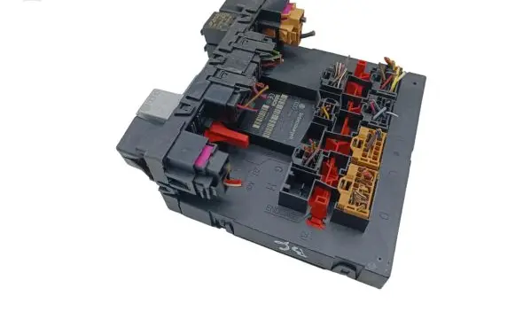 Volkswagen PASSAT B6 Fuse module 3C0937049J