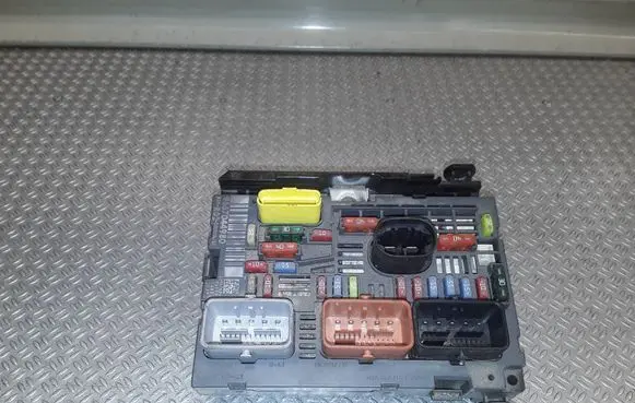 Citroen C5 Fuse module 9667044980