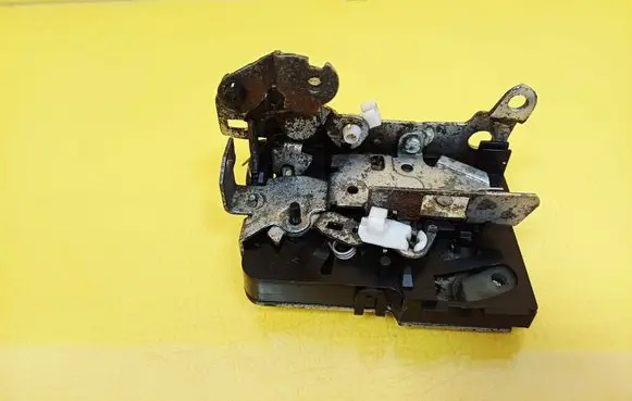 Dacia Logan I Rear door lock 