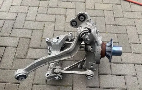 Rear wheel hub
