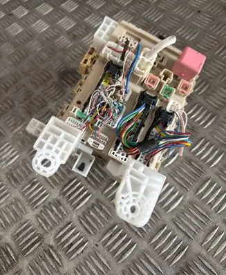 Toyota Avensis T270 Fuse module 8273005J90 480415103