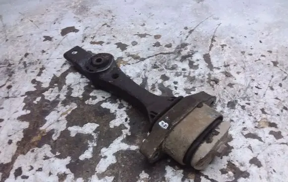 Volkswagen New Beetle Engine mount bracket 1J0199851