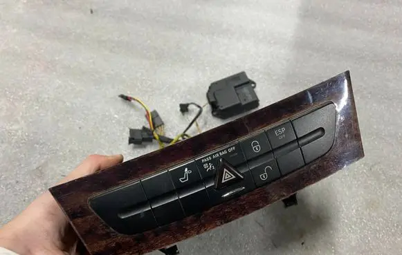 Mercedes-Benz E W211 Seat heating switch A2116800552