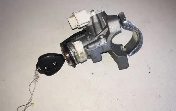Toyota Avensis T270 Ignition lock 450200203 29653453