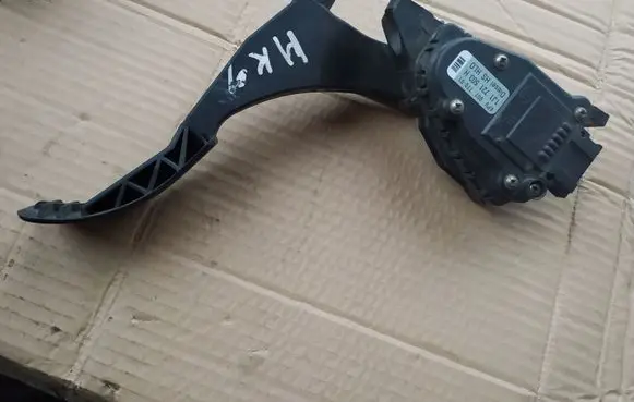 Volkswagen Golf IV Accelerator throttle pedal 1J1721503H 0077701