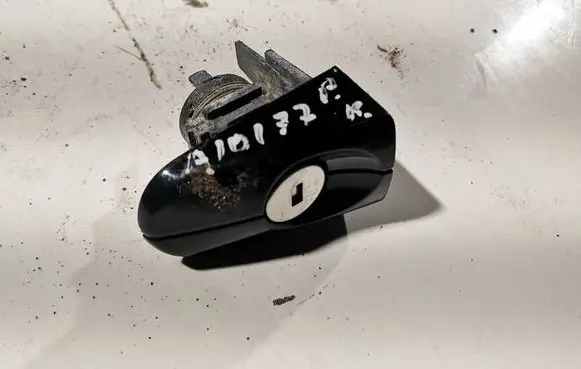 Ford Focus C-MAX Front door lock (next to the handle) 