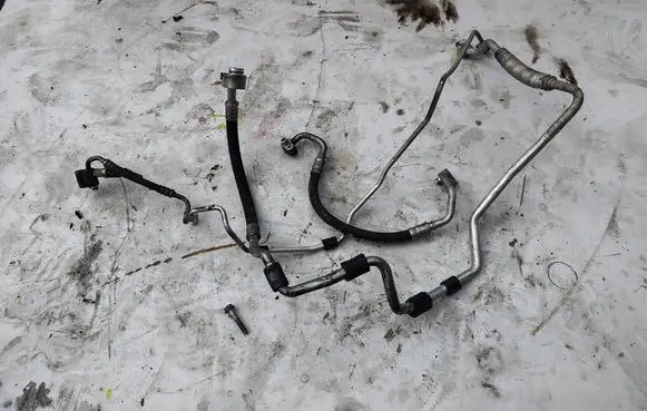 Volkswagen Touran I Air conditioning (A/C) pipe/hose 