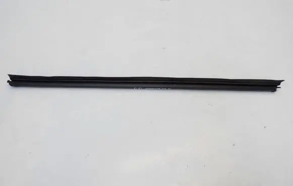 Nissan Qashqai J12 Front door glass trim molding 18279