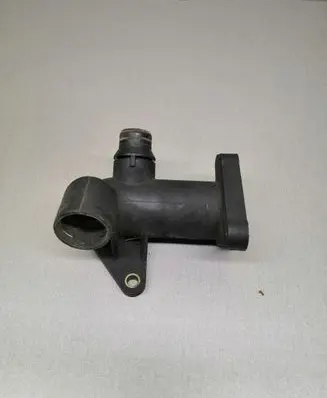 Volkswagen PASSAT B5.5 Engine coolant pipe/hose 058121133B