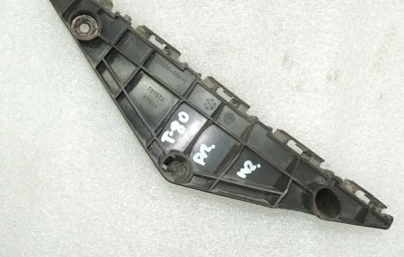 Toyota Avensis T270 Front bumper mounting bracket 5253605040