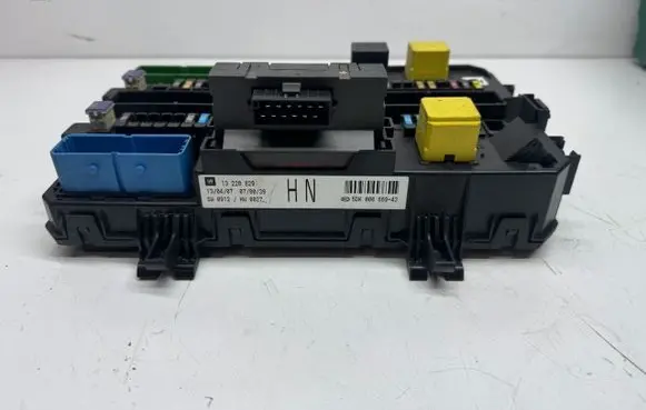Opel Zafira B Fuse module 13220829