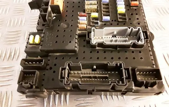 Volvo XC90 Fuse module 28017881 30728512 05W193