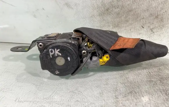 Mazda 323 Front seatbelt