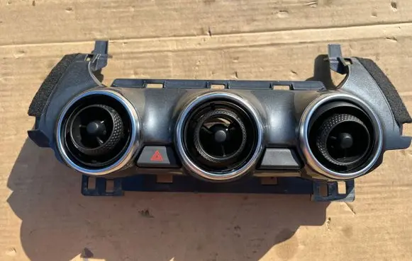 Nissan Juke II F16 Dash center air vent grill 2021E