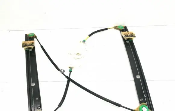 Rear window lifting mechanism without motor