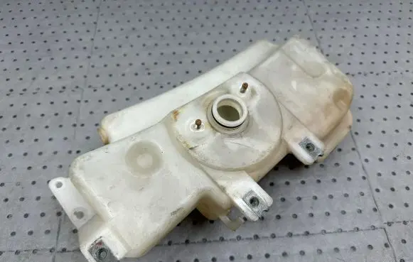 Mitsubishi Pajero Windshield washer fluid reservoir/tank