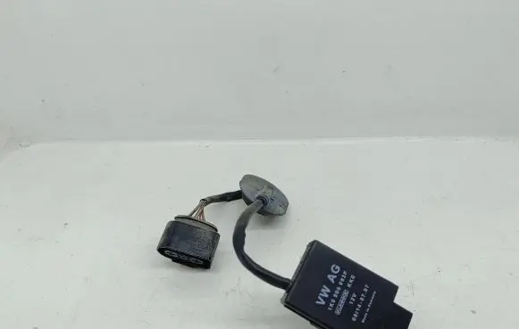 Volkswagen PASSAT CC Fuel pump relay 1K0906093F