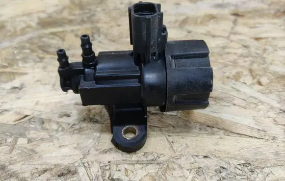 Lincoln LS Vacuum valve F63E9J459