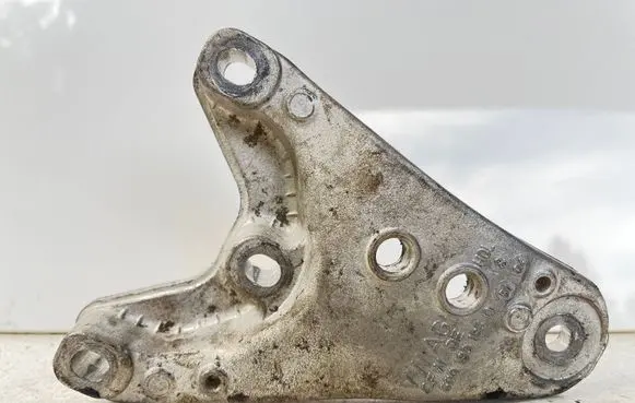 Engine mounting bracket