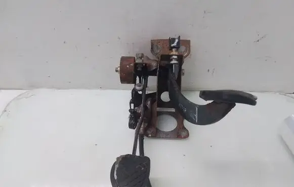 Subaru Legacy Pedal assembly 
