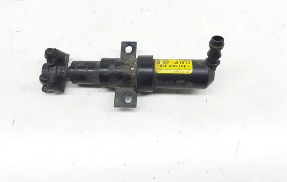 Volkswagen PASSAT B6 Headlight washer spray nozzle 1307030328 3C0955104A