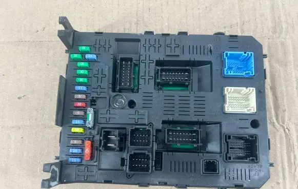 Citroen C4 Grand Picasso Fuse module 20977771