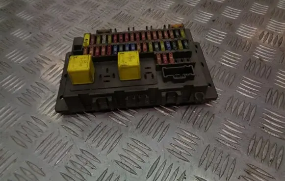 Rover 75 Fuse box cover YQE103138